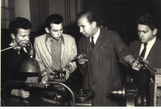 Instruktaż-ćwiczenia-na-tokarce-w-Warsztatach-Szkoly-Inżynierskiej-instruuje-starszy-asystent-mgr-inż.-Kazimierz-Wieczorowski-1961-rok